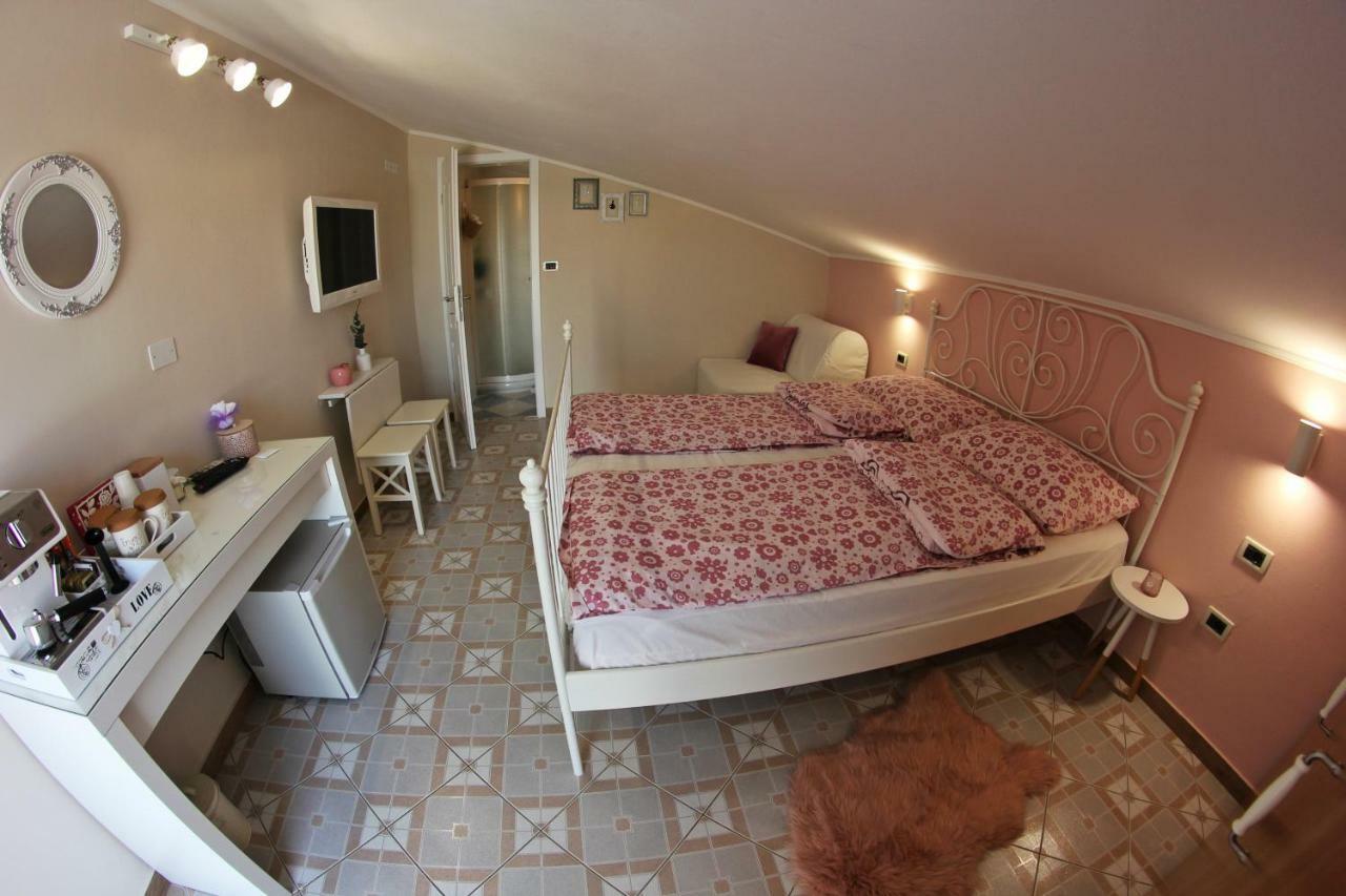 Room And Apartment Doris Lovrecica  Bagian luar foto