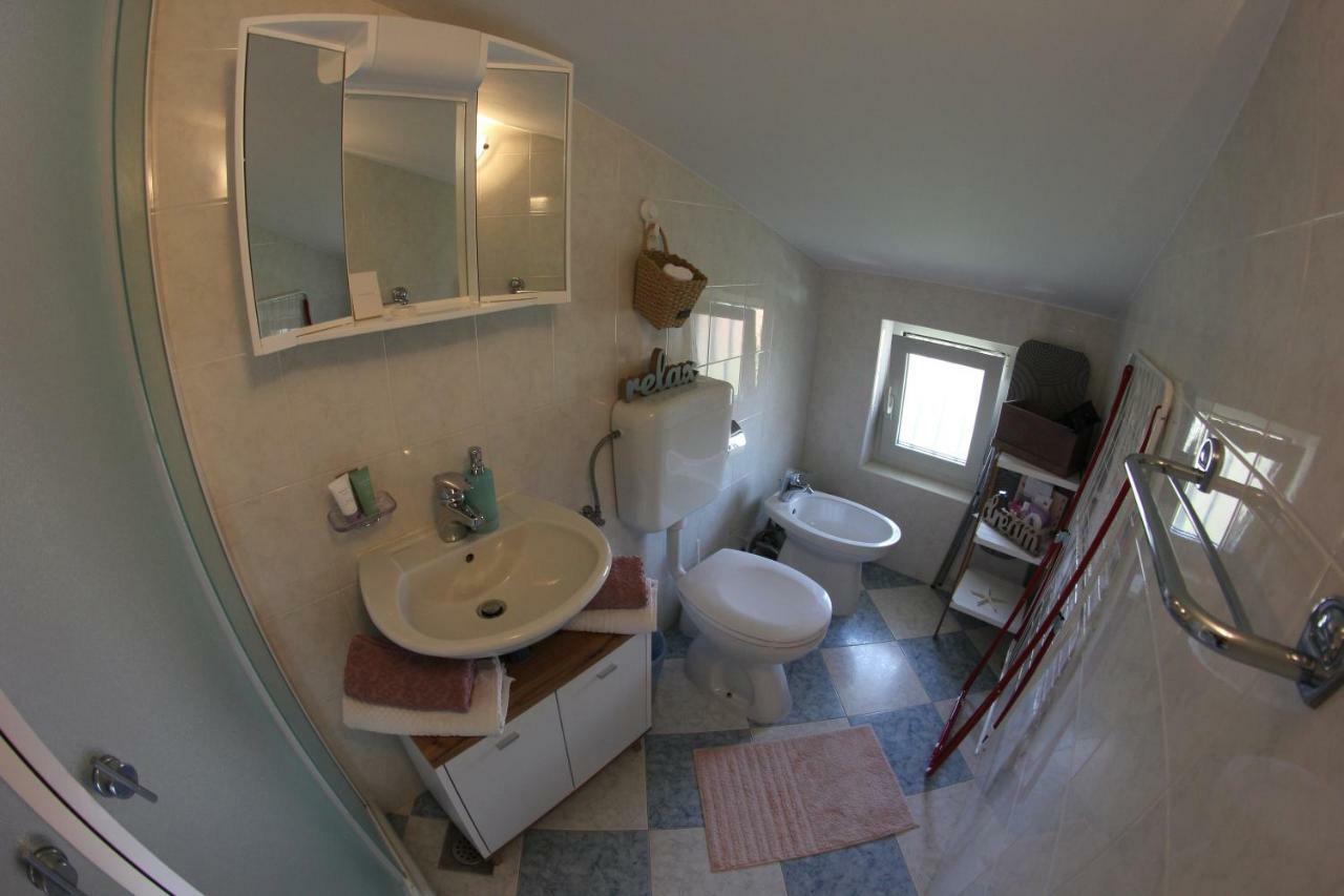 Room And Apartment Doris Lovrecica  Bagian luar foto