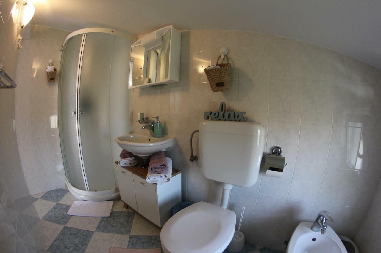 Room And Apartment Doris Lovrecica  Bagian luar foto