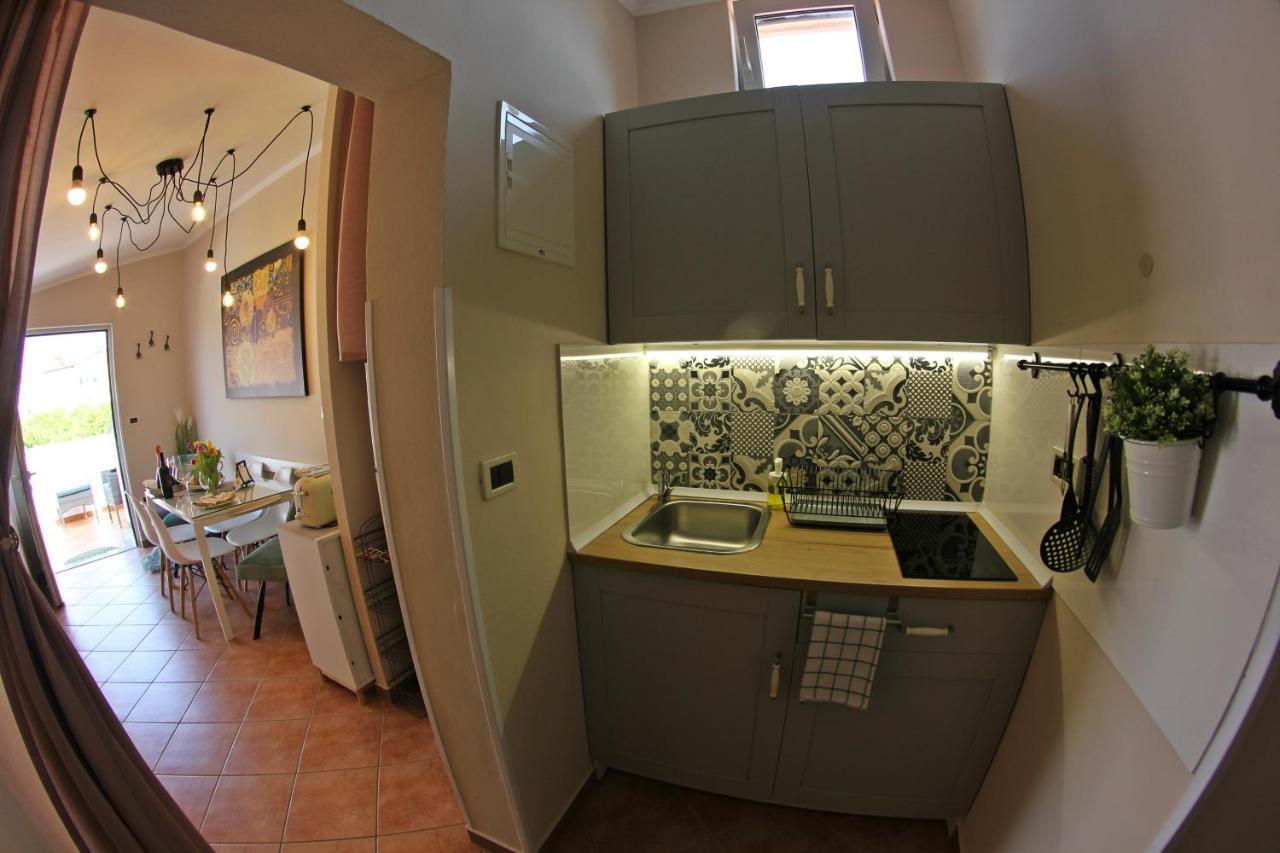 Room And Apartment Doris Lovrecica  Bagian luar foto