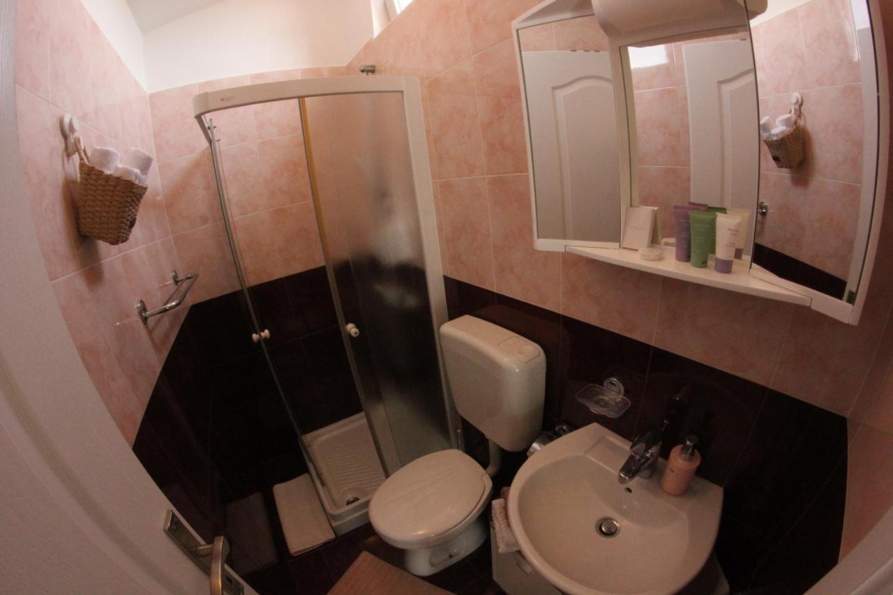 Room And Apartment Doris Lovrecica  Bagian luar foto