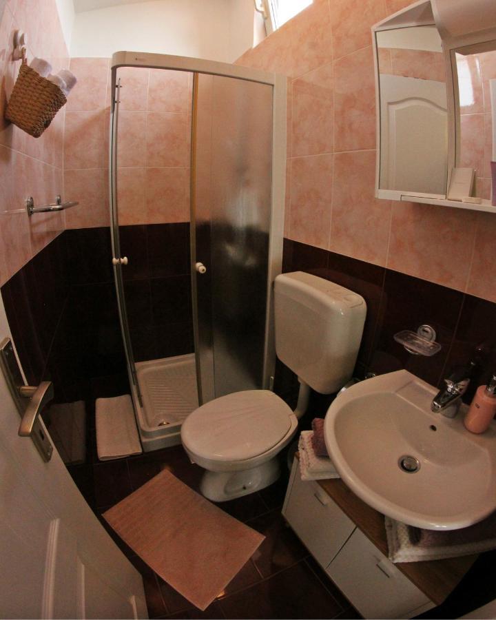 Room And Apartment Doris Lovrecica  Bagian luar foto